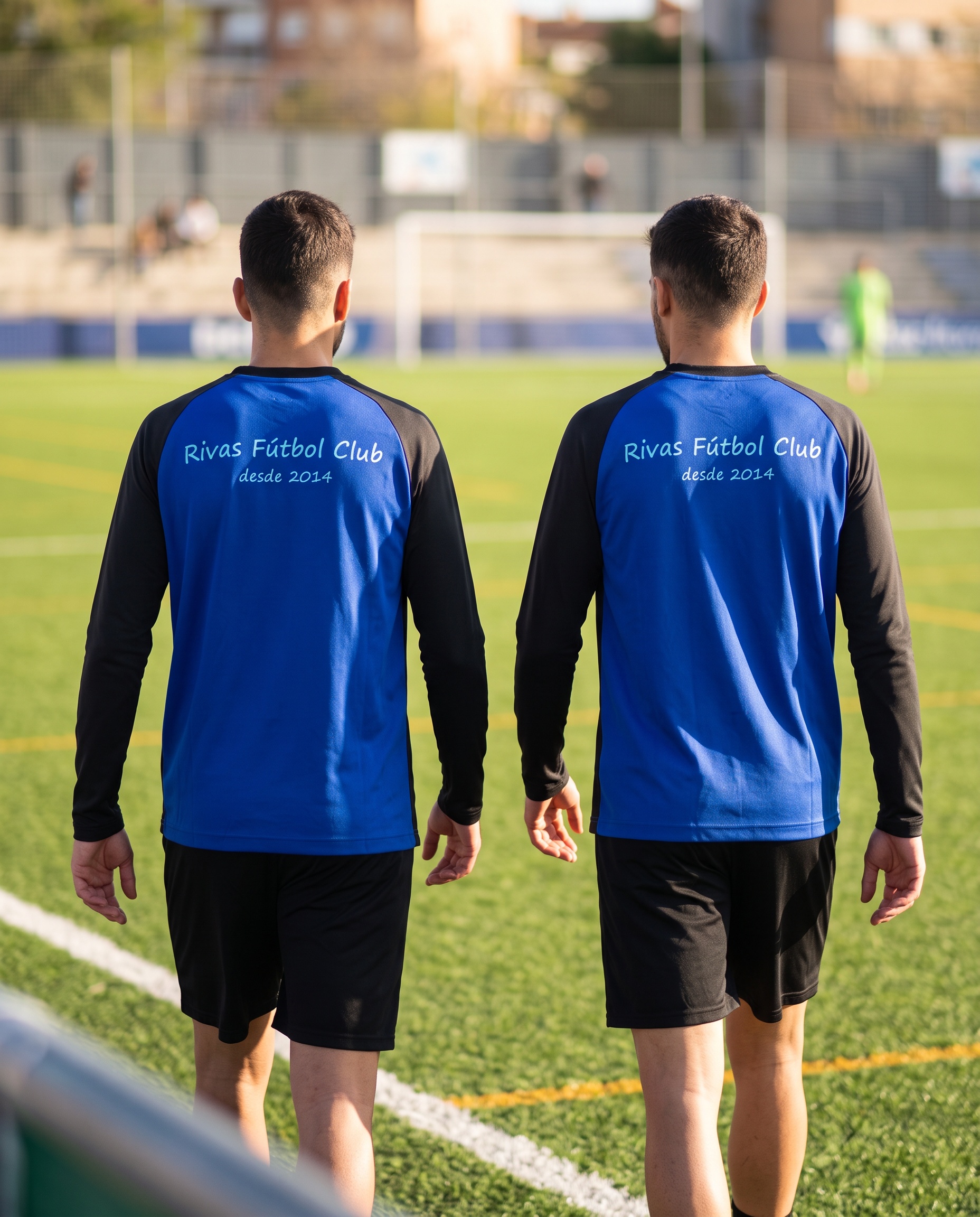 Ejemplo de otro club: dos jugadores de espaldas entrando al campo, con el nombre de su club en la espalda