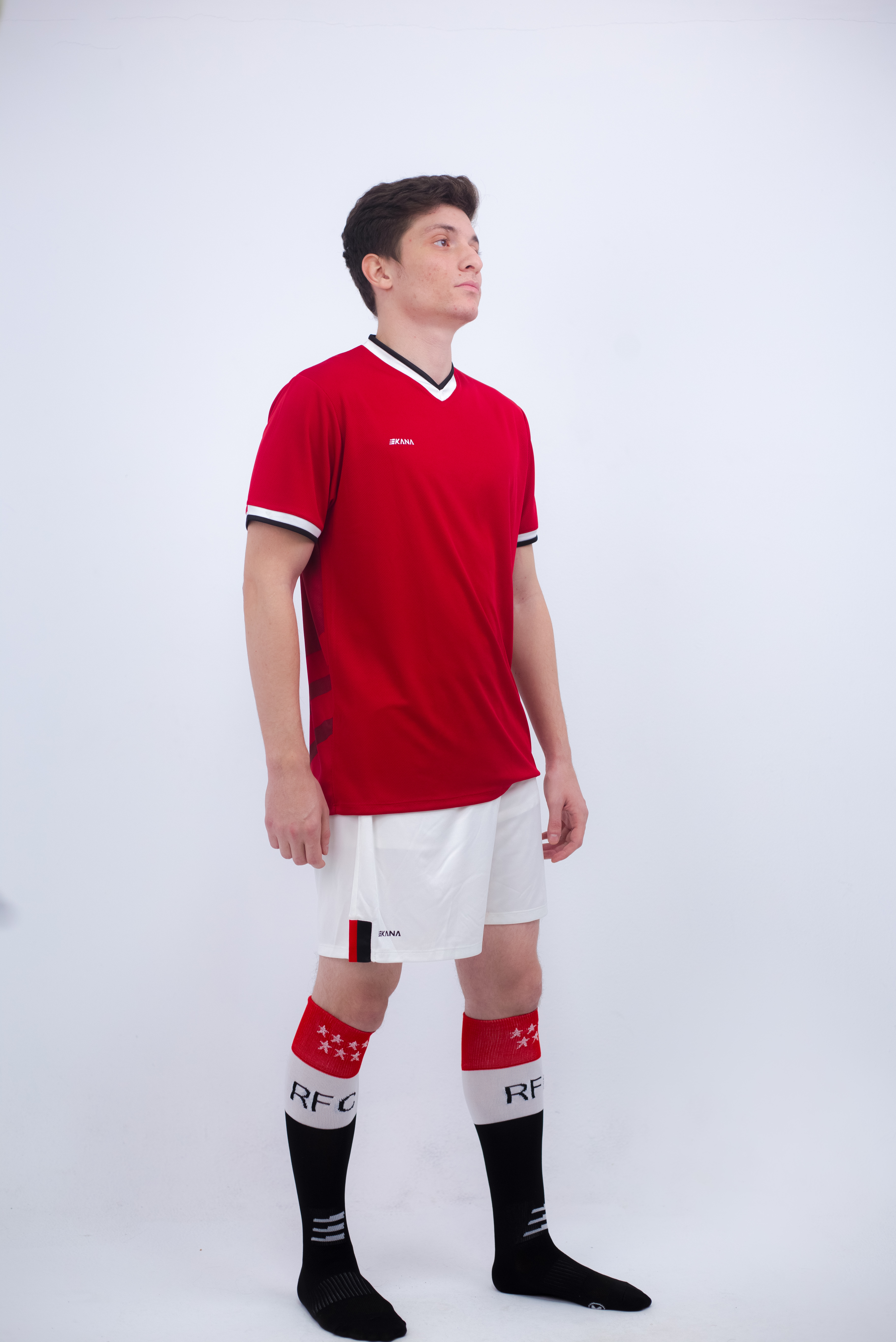 Ejemplo de otro club: un jugador con la equipación completa, foto en estudio sobre fondo blanco