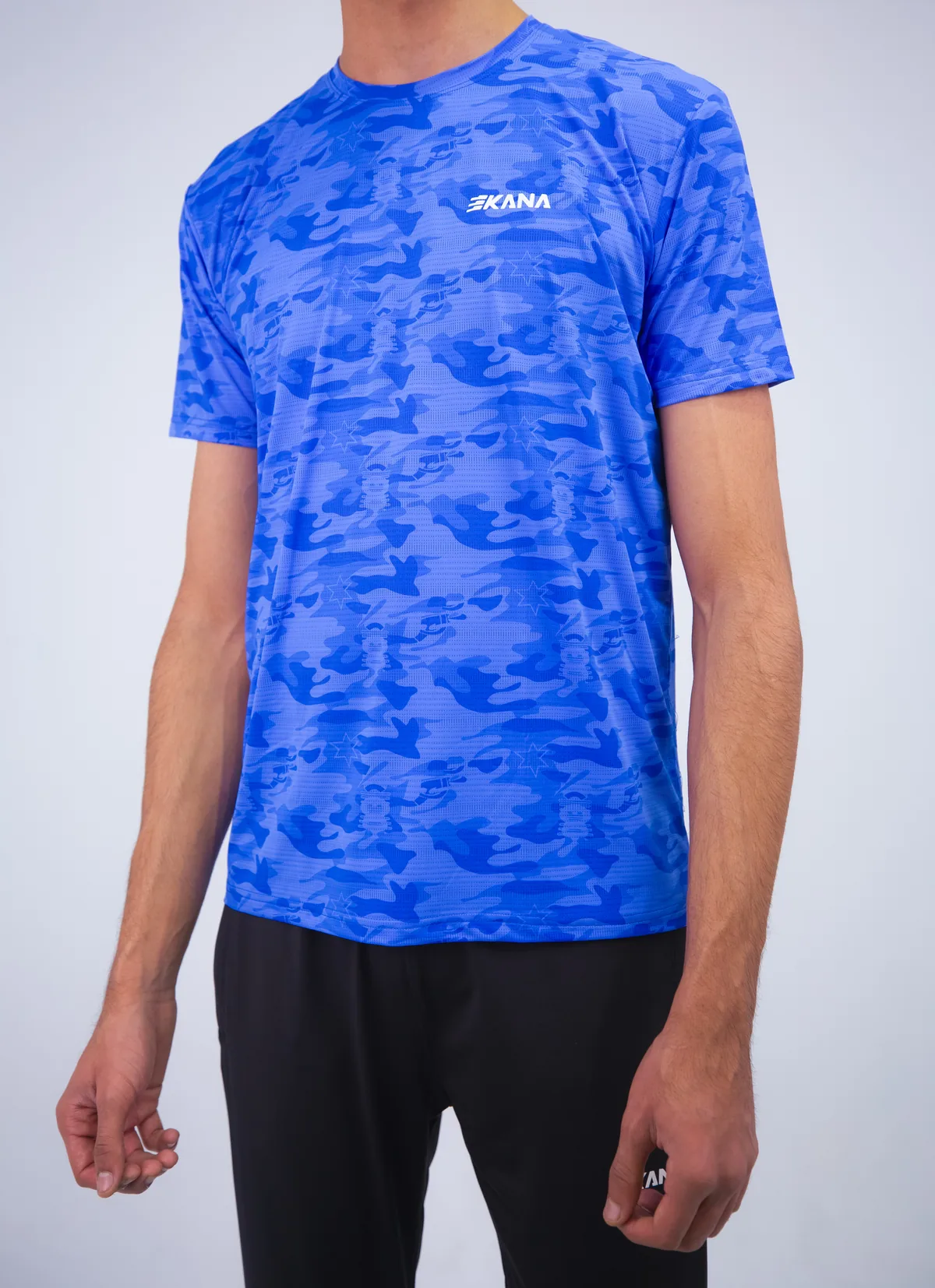 Primera equipación 2026/27: la camiseta azul, sobre un jugador