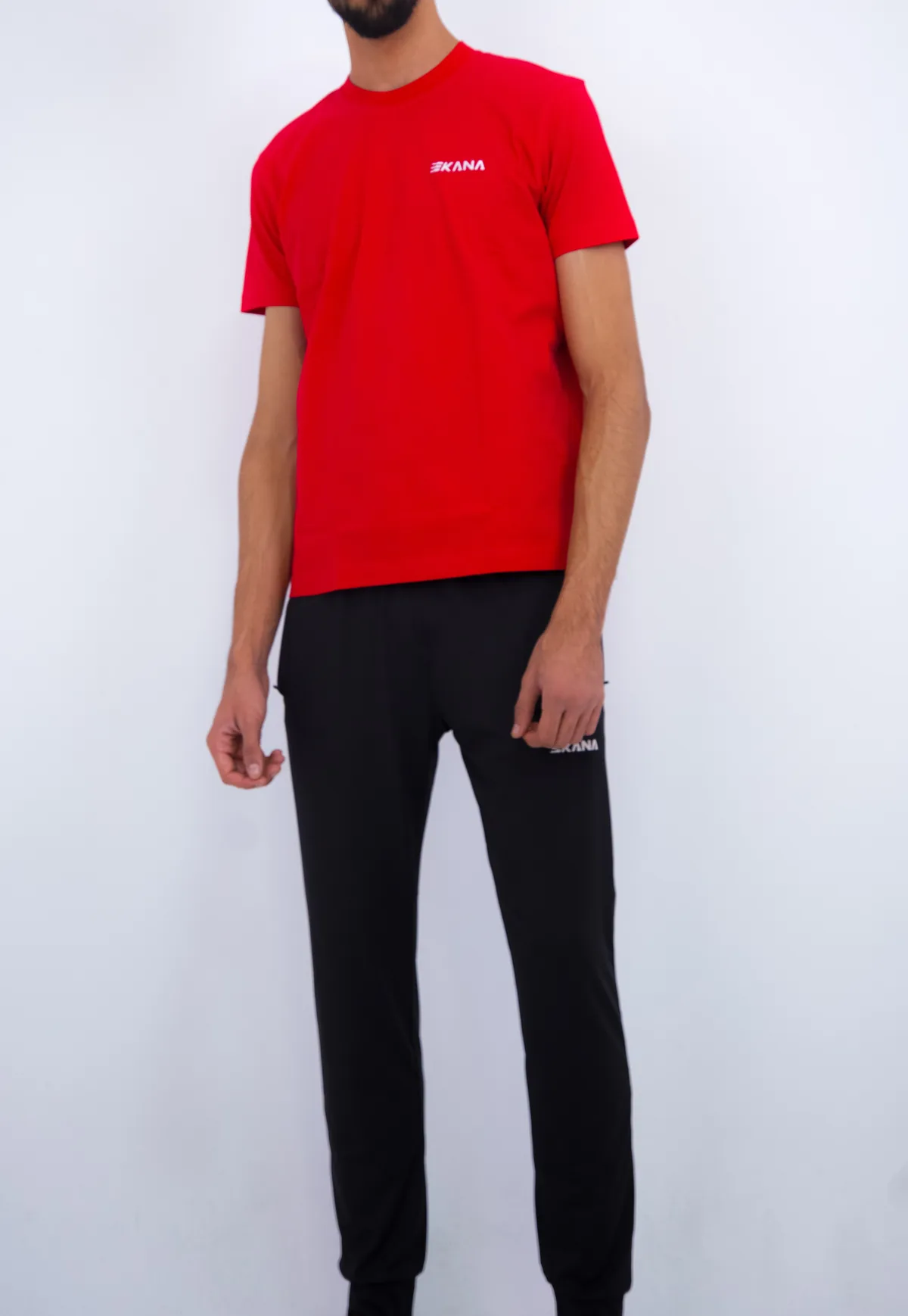 Tercera equipación 2026/27: la camiseta roja, sobre un jugador