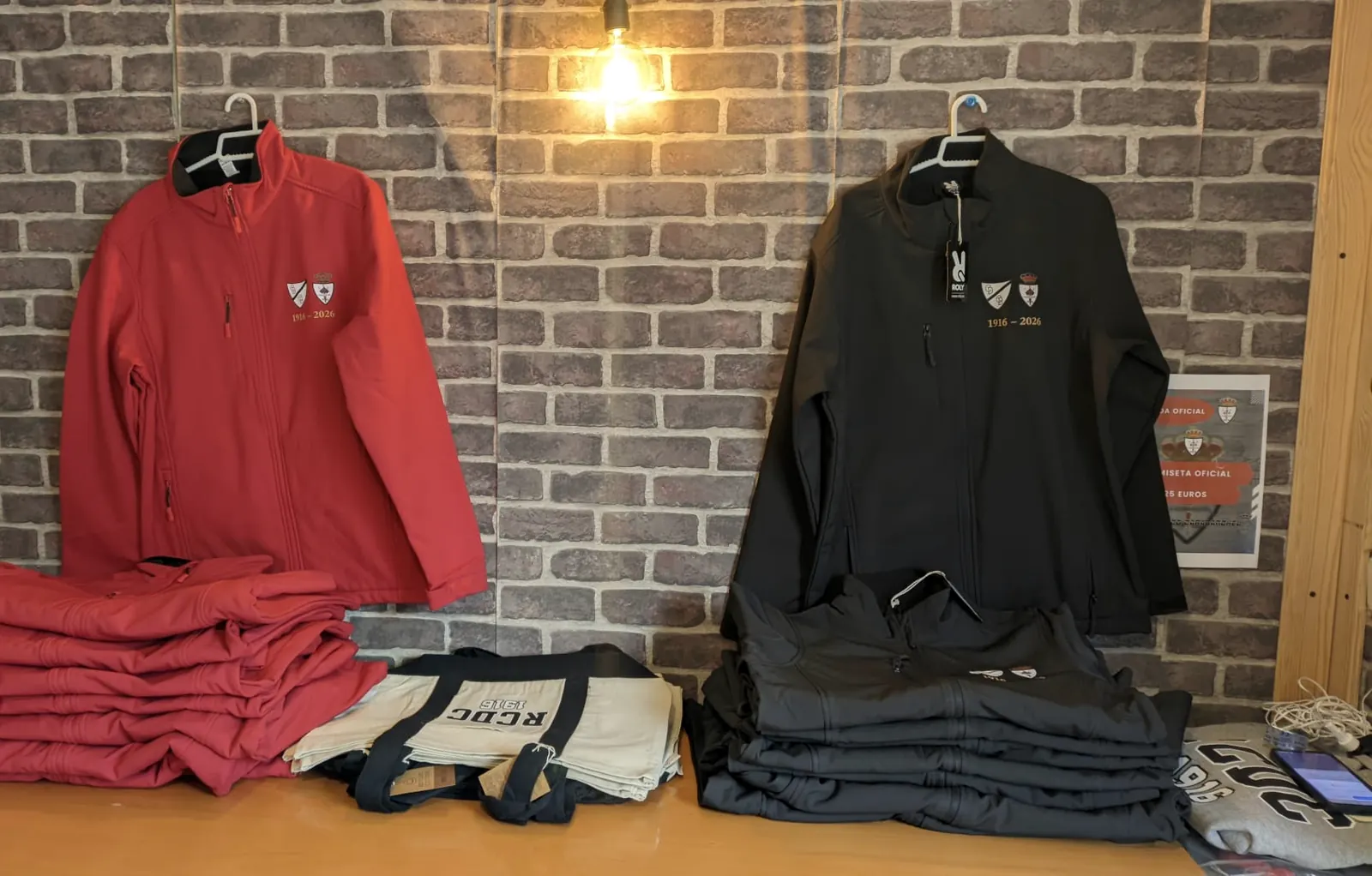 Cortavientos rojo y negro del 110 aniversario y bolsas RCDC 1916